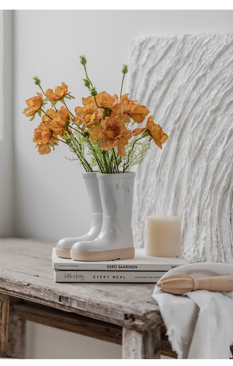 Keramikvase mit Gummistiefeln