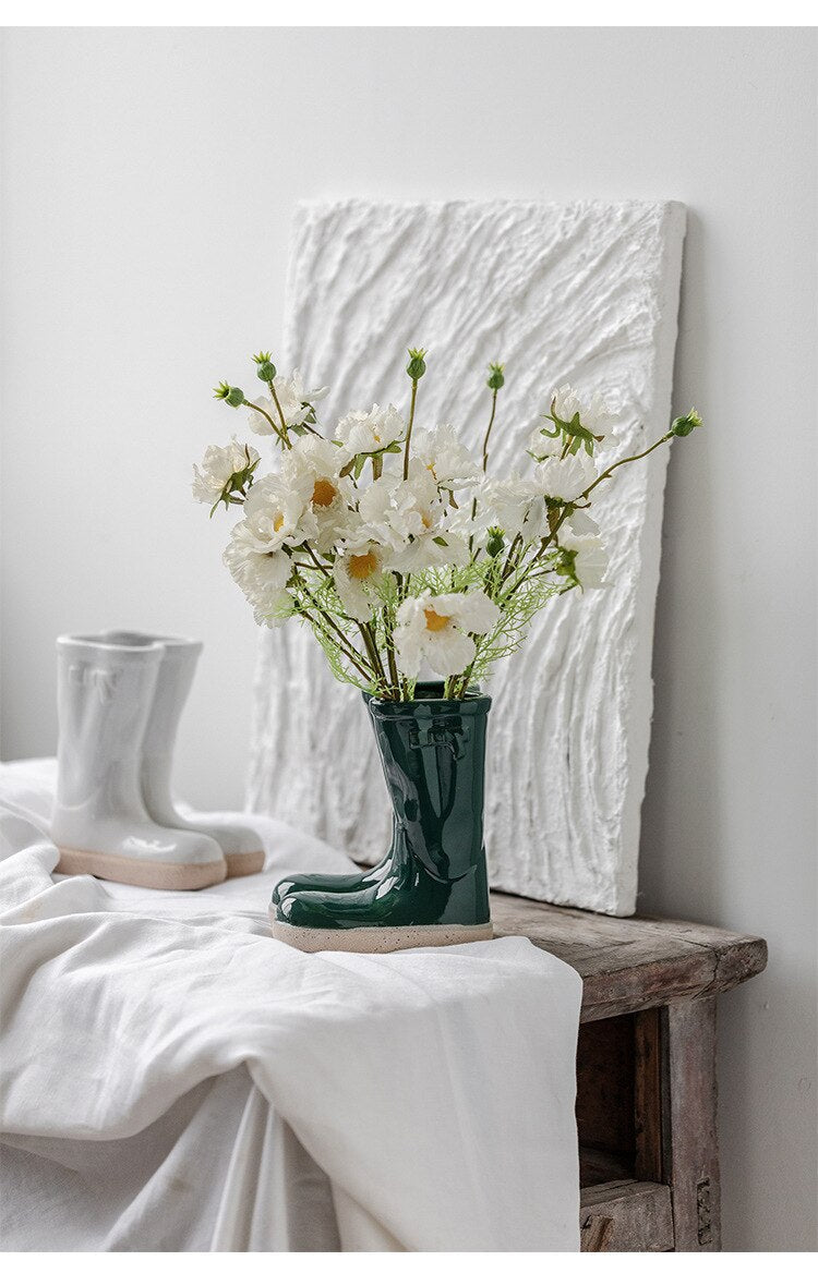Keramikvase mit Gummistiefeln