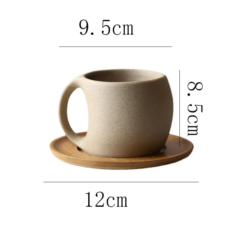 Minimalistische keramische Kaffeetasse mit Holzuntersetzer