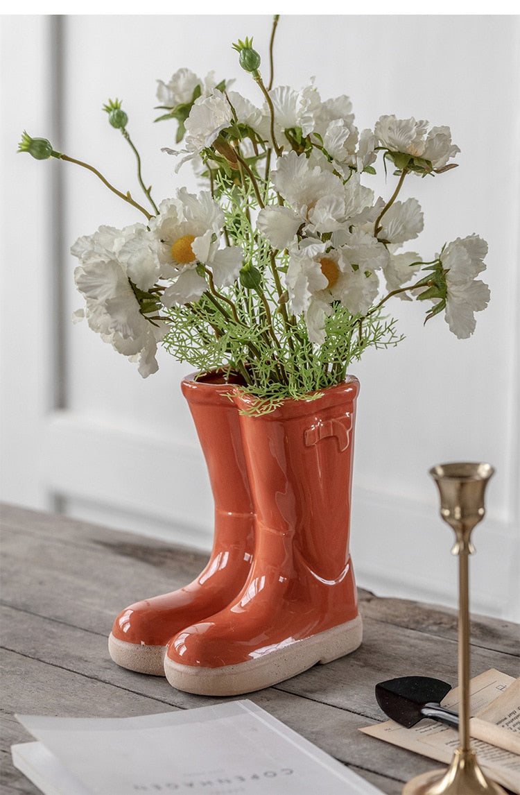 Keramikvase mit Gummistiefeln