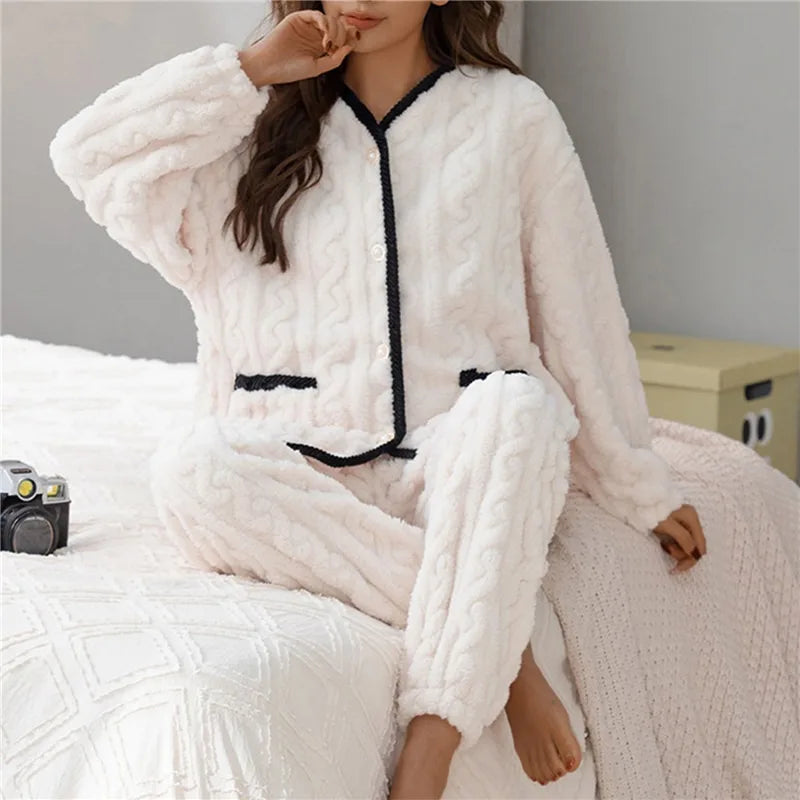 Paspeldetail Flauschiges Pyjama Set