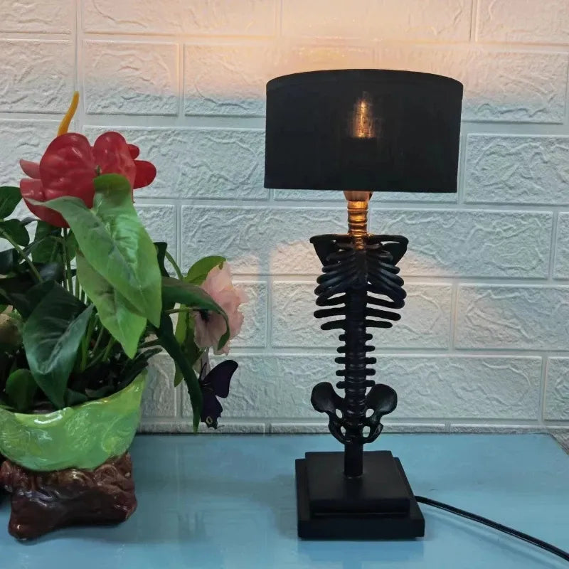 DämmerungsFlair - Handgefertigte Gothic Skelett-Tischlampe