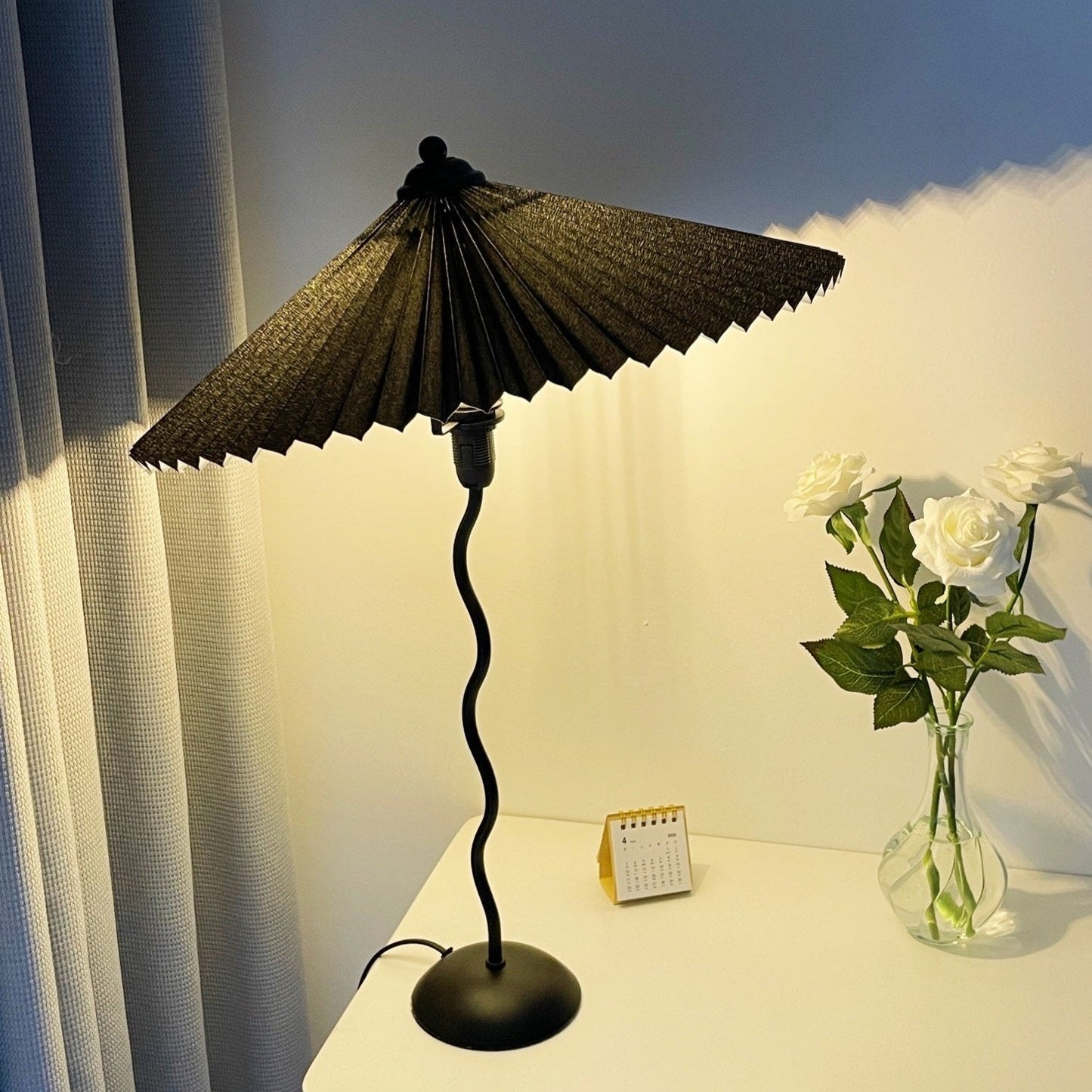 Tischlampe Squiggle – Moderne Lampe mit gewelltem Design für Wohnzimmer, Schlafzimmer und Büro