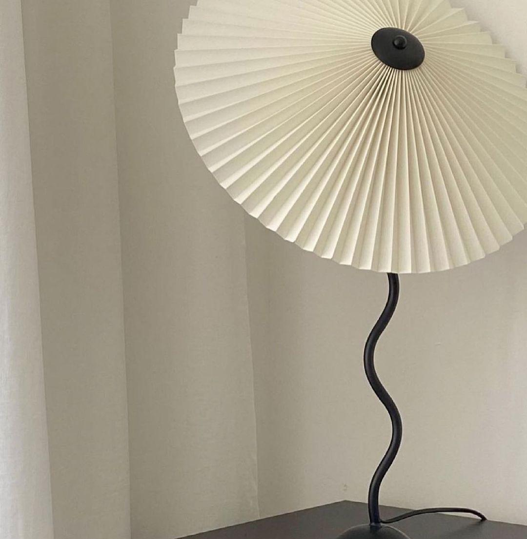 Tischlampe Squiggle – Moderne Lampe mit gewelltem Design für Wohnzimmer, Schlafzimmer und Büro