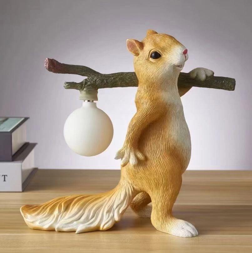 Tischlampe Eichhörnchen – Dekorative LED-Lampe mit Sockel aus Harz und Glas
