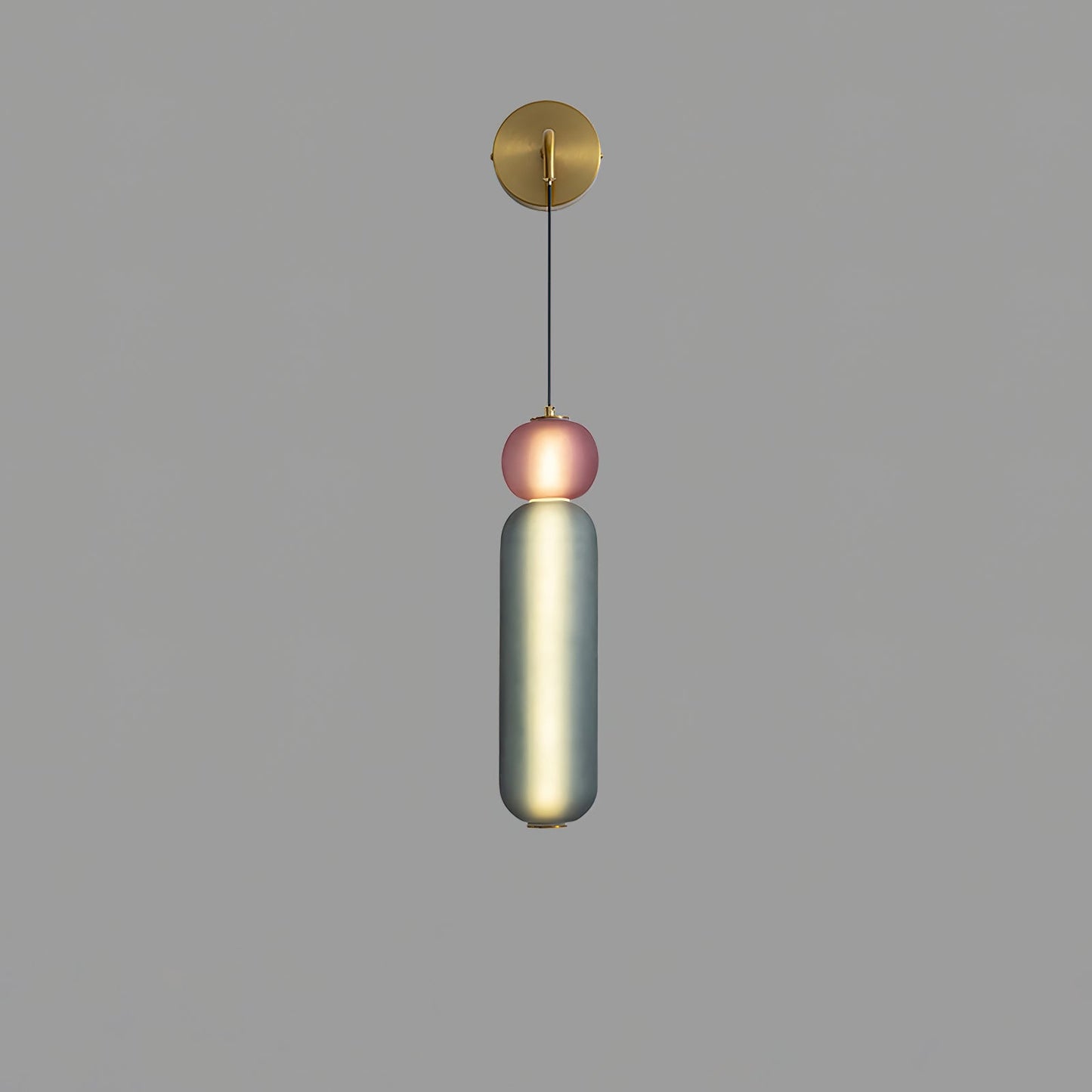 Wandleuchte in Gold mit beige Glockenblumen-Orchideen – Eleganz und sanftes Licht