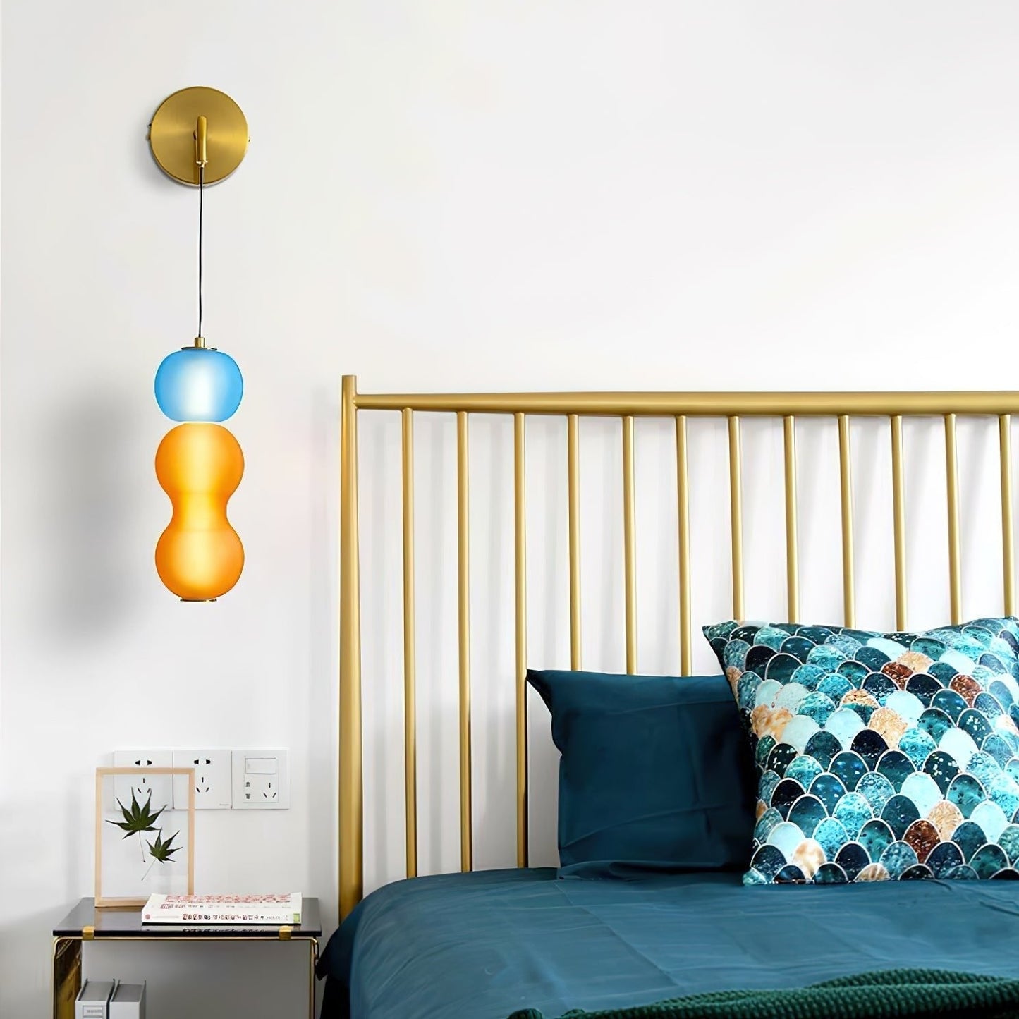 Wandleuchte in Gold mit beige Glockenblumen-Orchideen – Eleganz und sanftes Licht