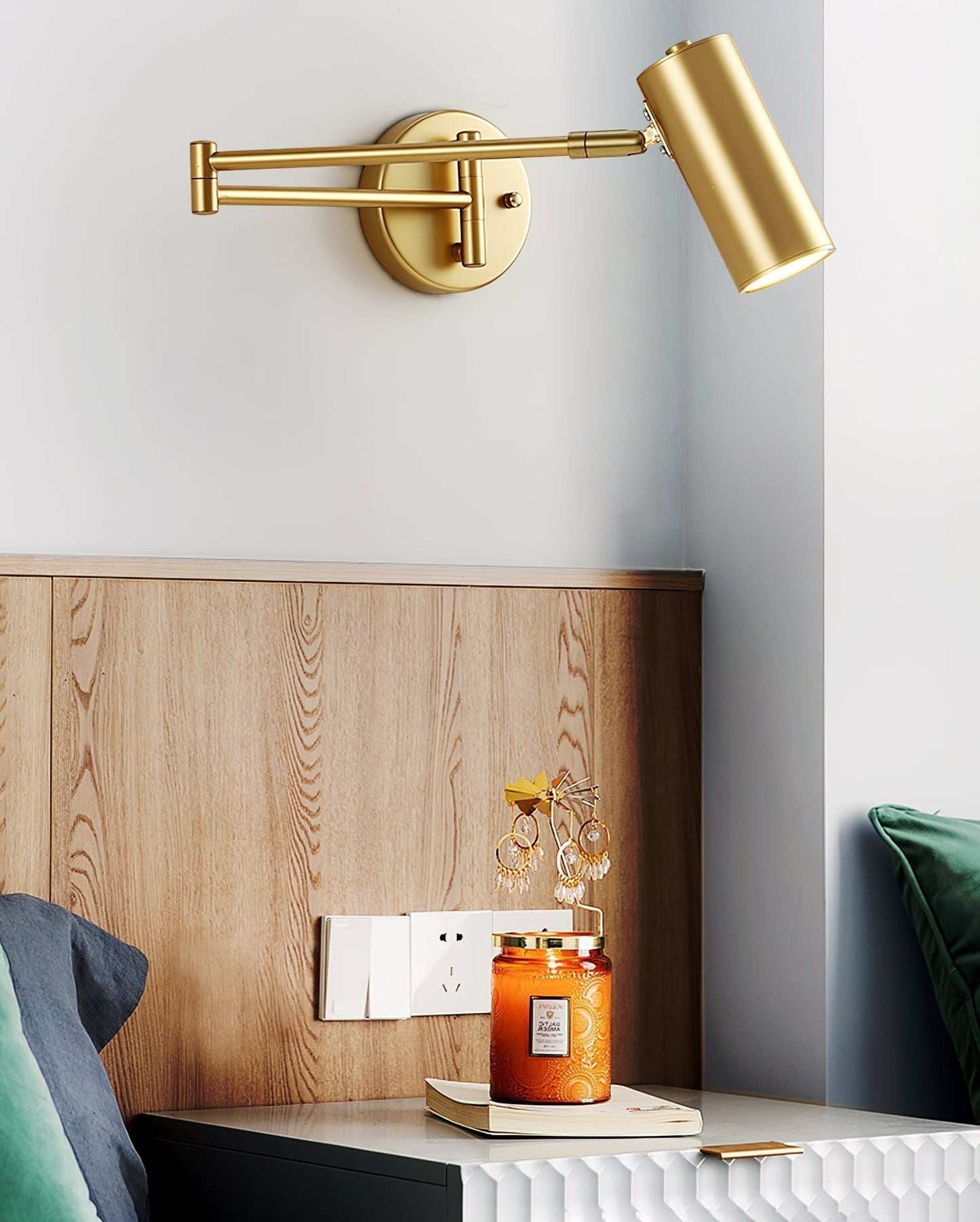 Moderne Wandleuchte aus Eisen mit integrierter LED - Elegantes und verstellbares Design