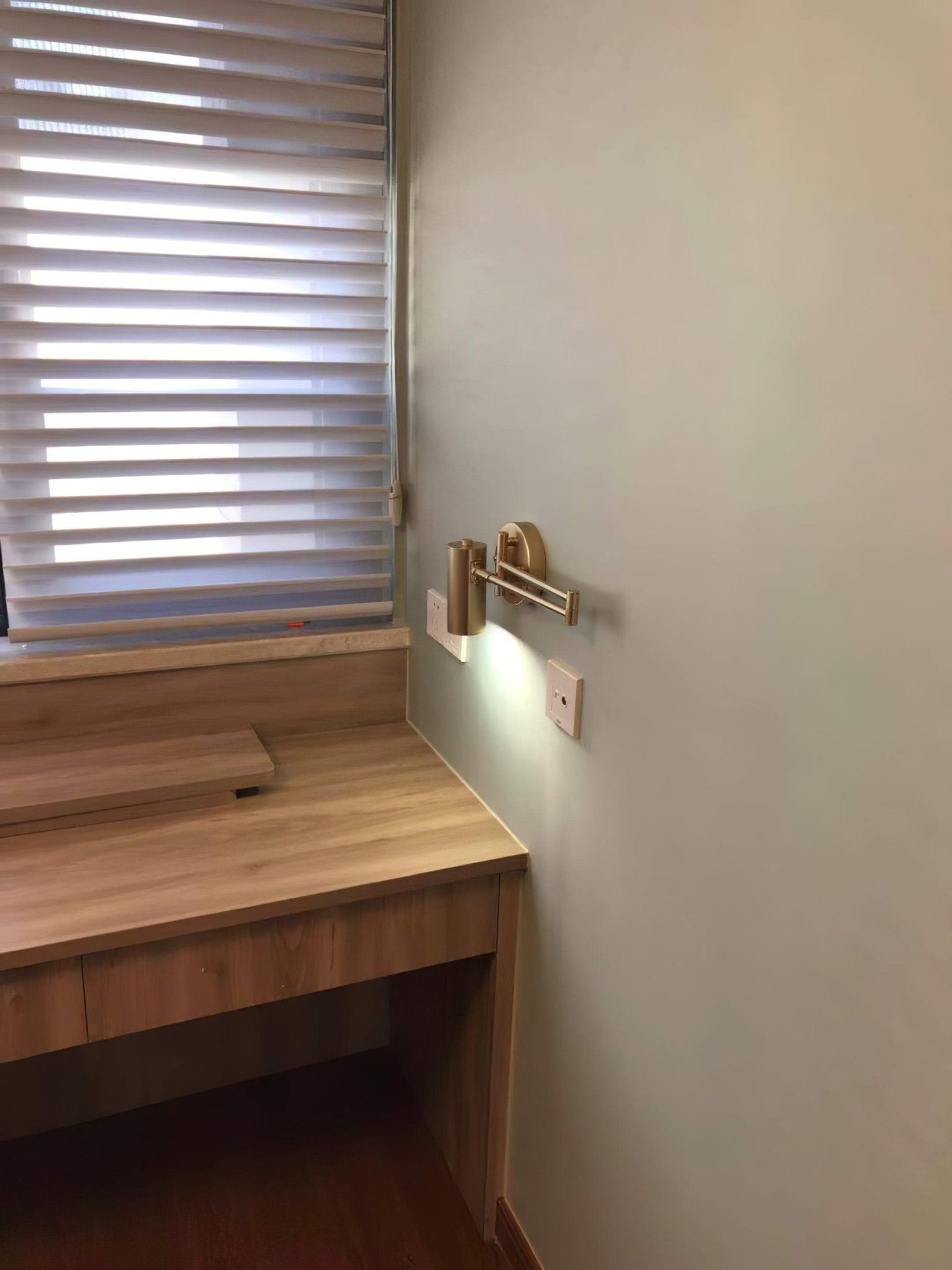 Moderne Wandleuchte aus Eisen mit integrierter LED - Elegantes und verstellbares Design