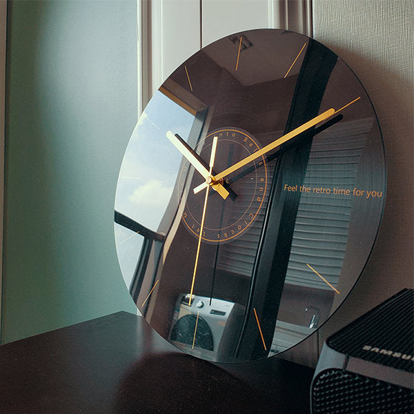 Moderne Wanduhr aus Glas