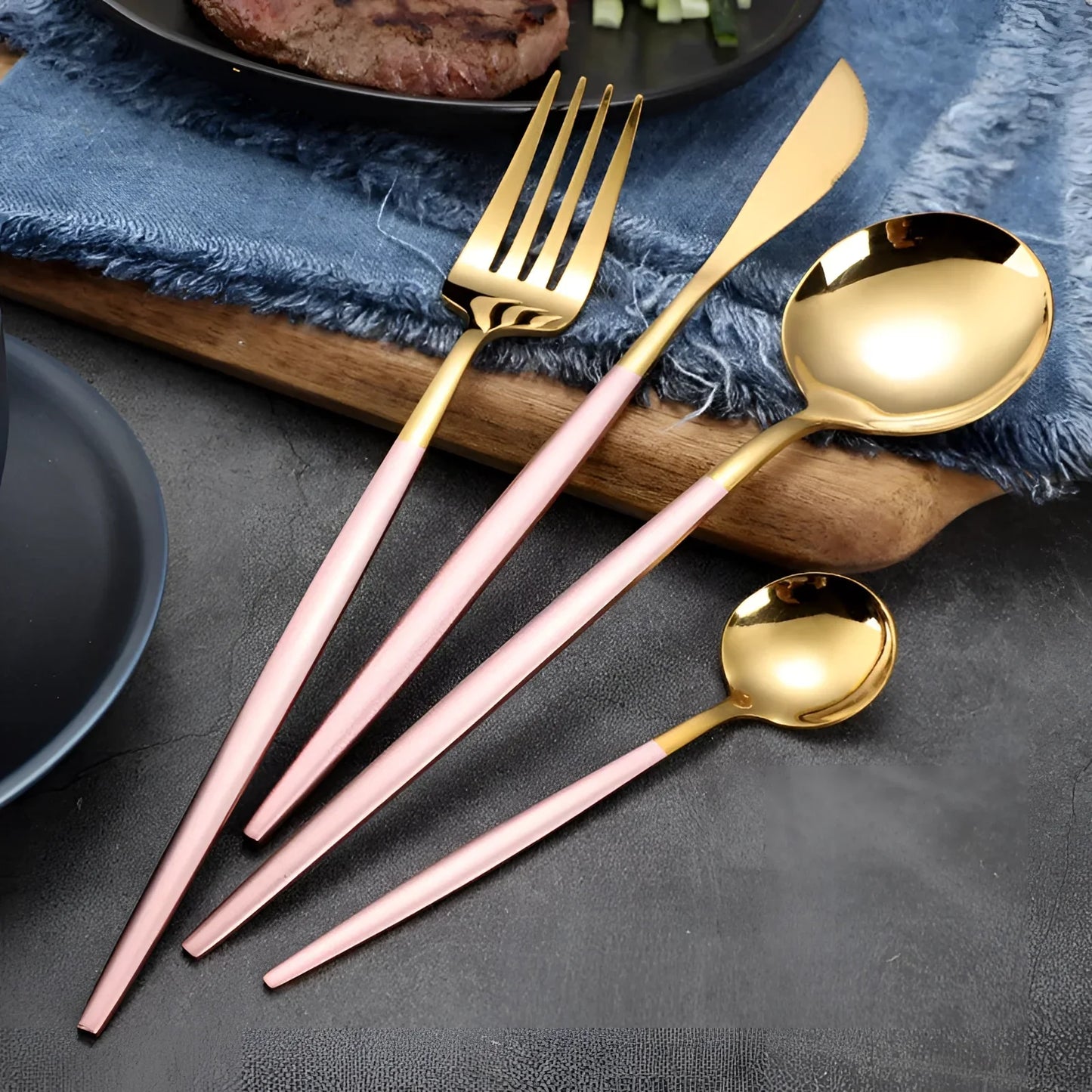 Garduru Gold Steakbesteck Set mit gezackten Messern