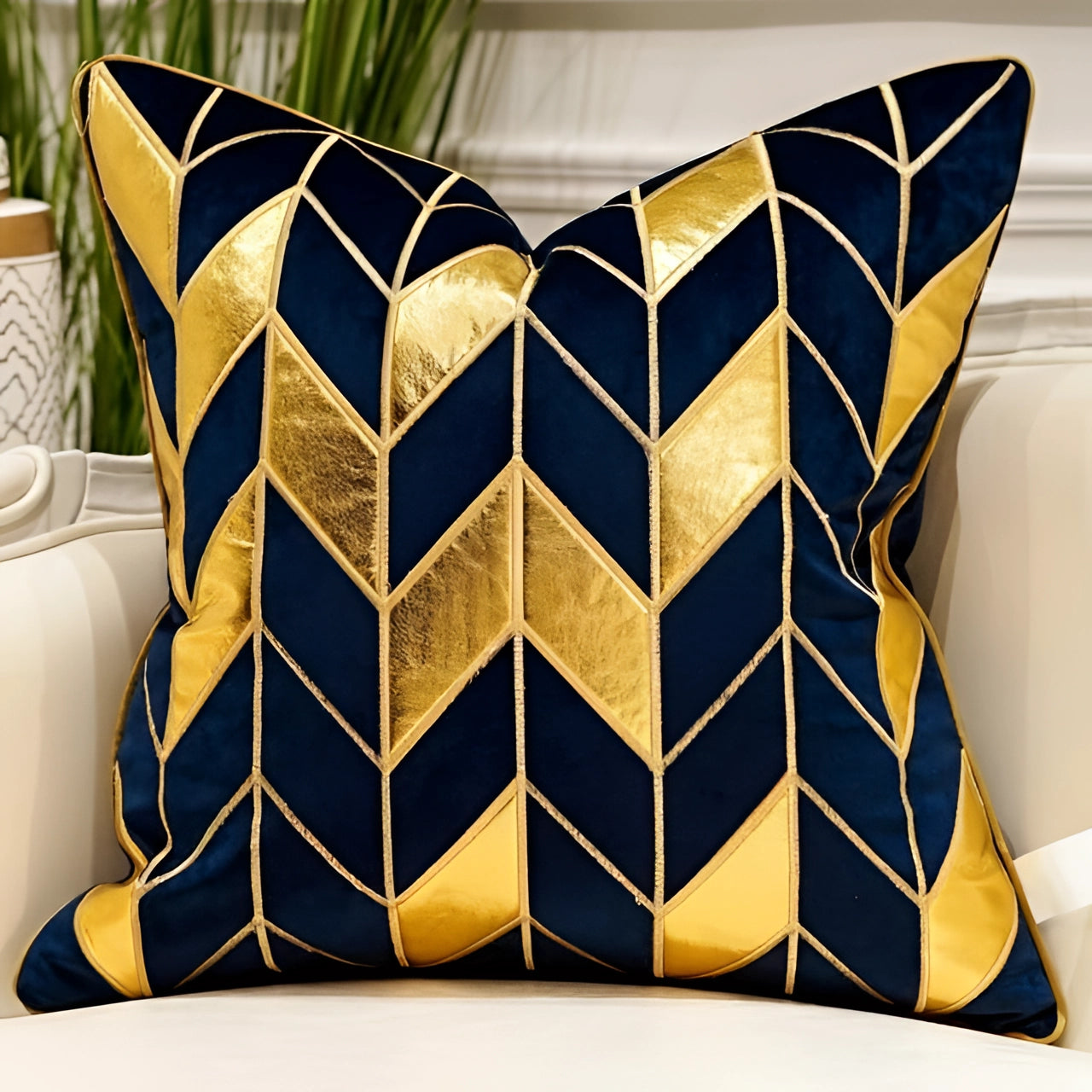 Garduru Samt Dekokissen mit geometrischem Design und Goldakzenten