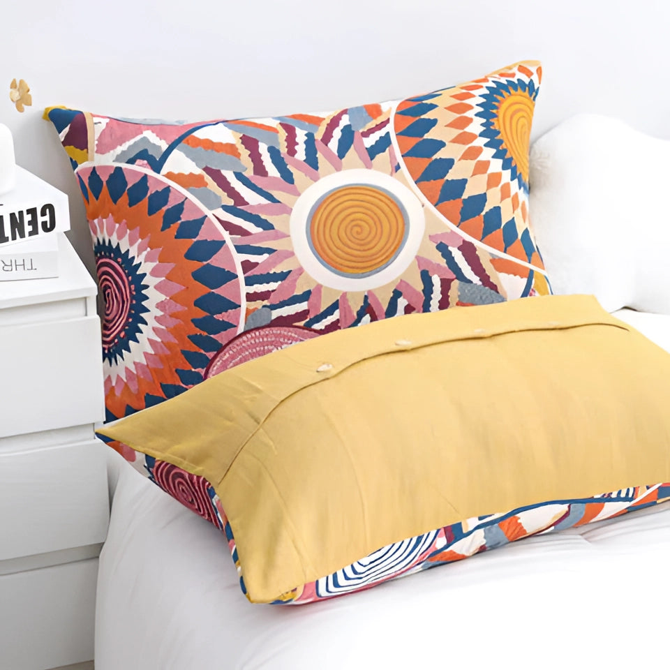 Garduru Kissen in Multicolor mit Kaleidoskop-Mustern