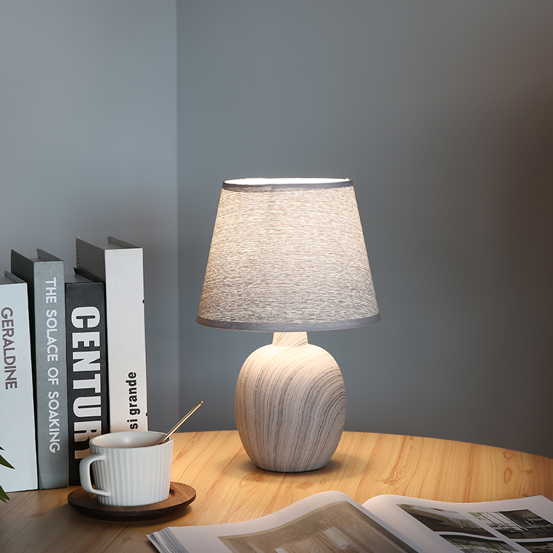 NICHT VORRÄNGIG Modern Eleganz – Zeitgenössische Holzfuß Tischlampe mit Stoffschirm