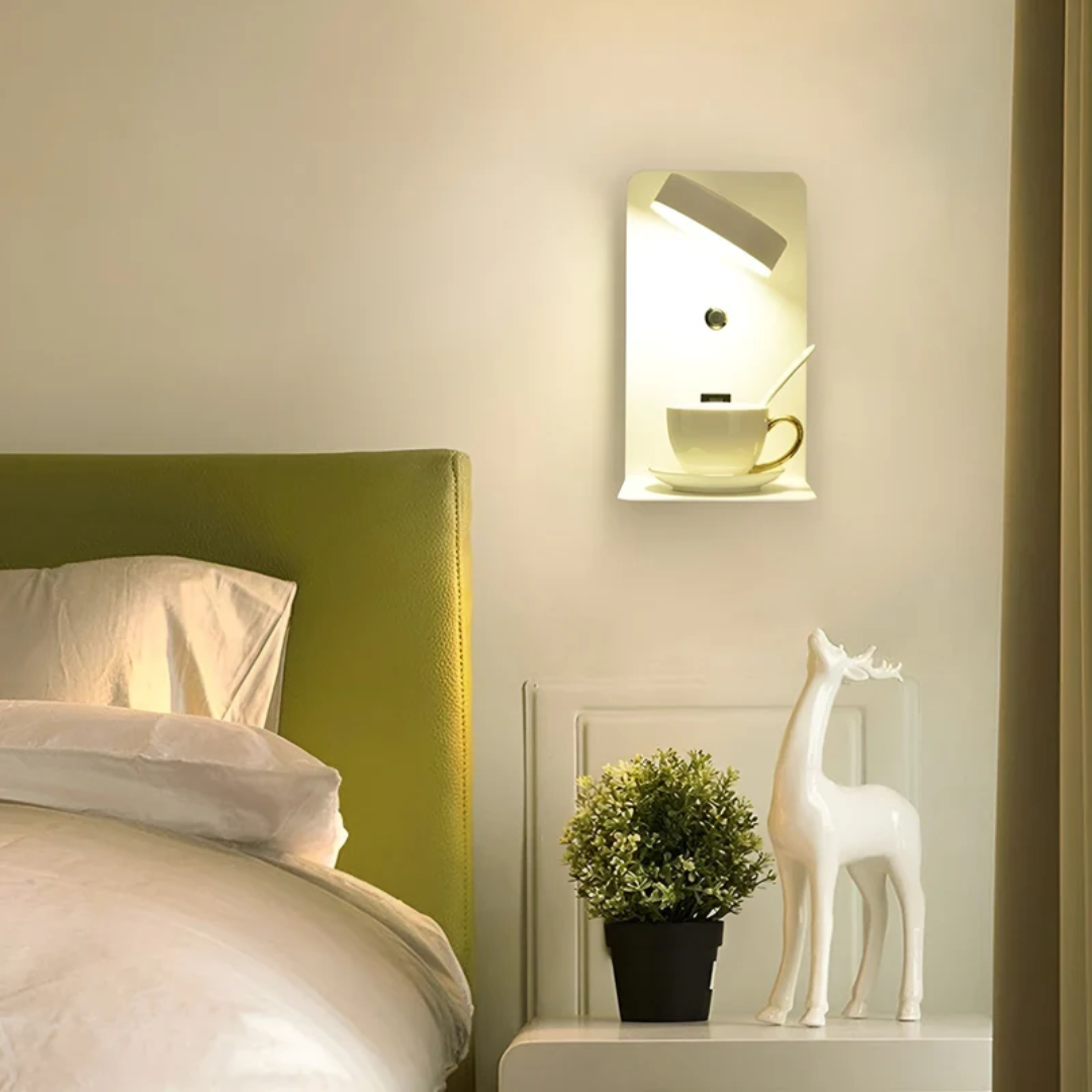 Moderne LED-Wandlampe mit integrierter USB-Ladeablage