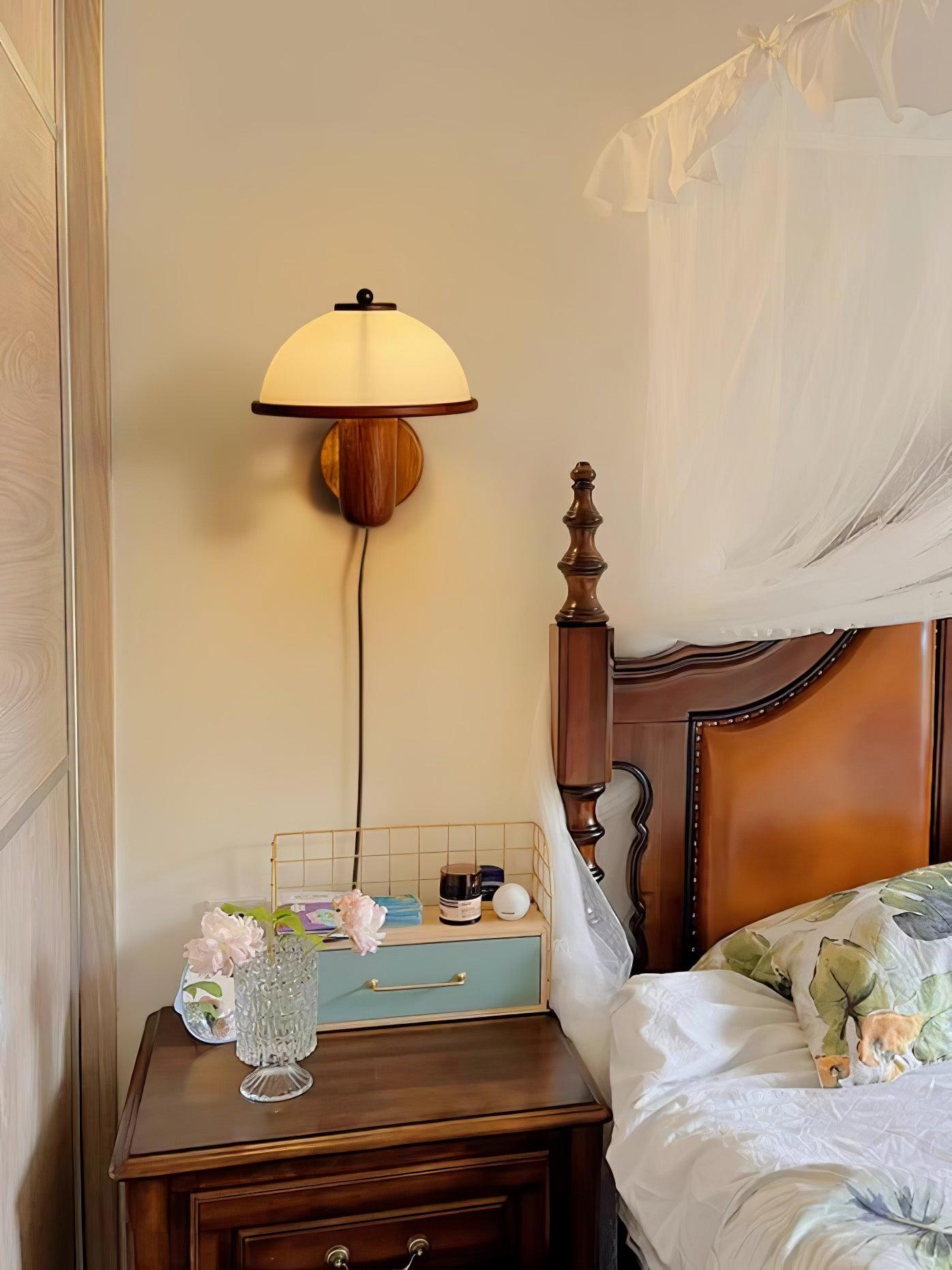 Wandlampe Pilz aus Holz – Elegante Eichenlampe mit weißem Lampenschirm