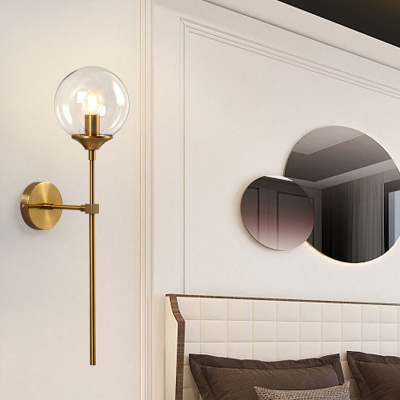 Wandlampe – Gebürstetes Messing mit Glaskugel – Zeitlos & Elegant