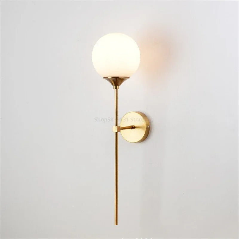 Wandlampe – Gebürstetes Messing mit Glaskugel – Zeitlos & Elegant