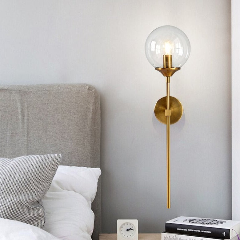 Wandlampe – Gebürstetes Messing mit Glaskugel – Zeitlos & Elegant
