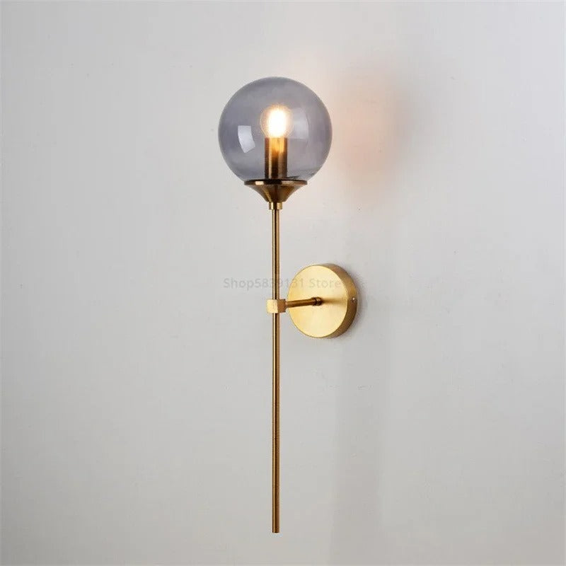 Wandlampe – Gebürstetes Messing mit Glaskugel – Zeitlos & Elegant