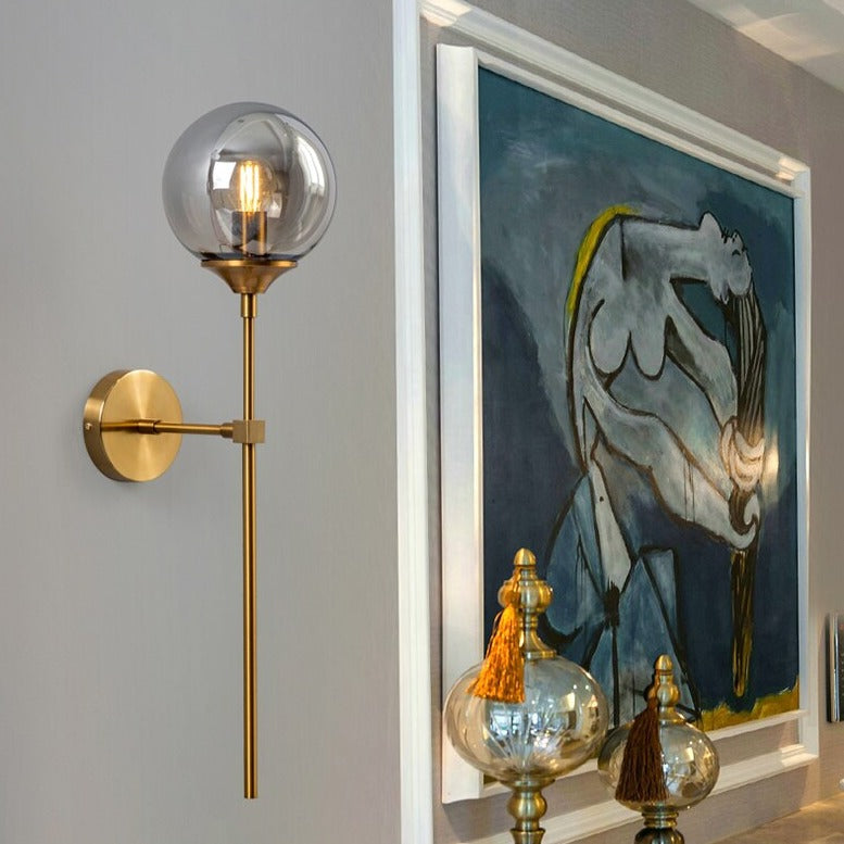 Wandlampe – Gebürstetes Messing mit Glaskugel – Zeitlos & Elegant