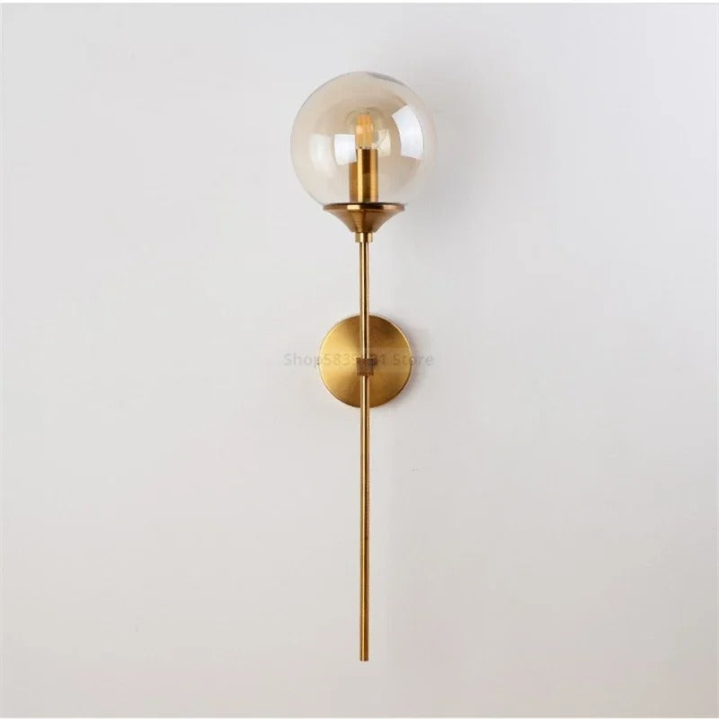 Wandlampe – Gebürstetes Messing mit Glaskugel – Zeitlos & Elegant
