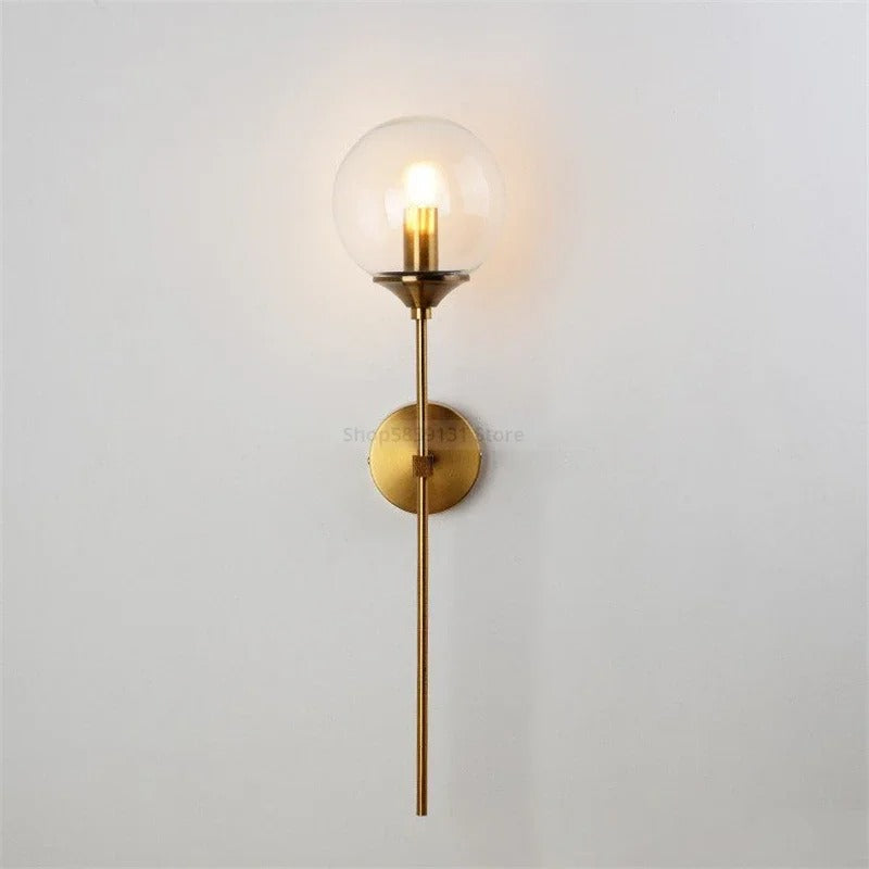 Wandlampe – Gebürstetes Messing mit Glaskugel – Zeitlos & Elegant