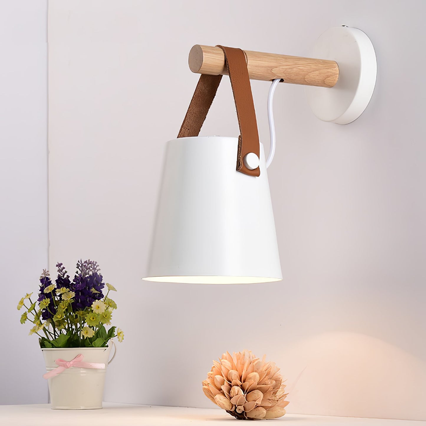 Skandinavische Wandleuchte aus Holz und Leder – Elegantes Design mit effizientem LED-Licht