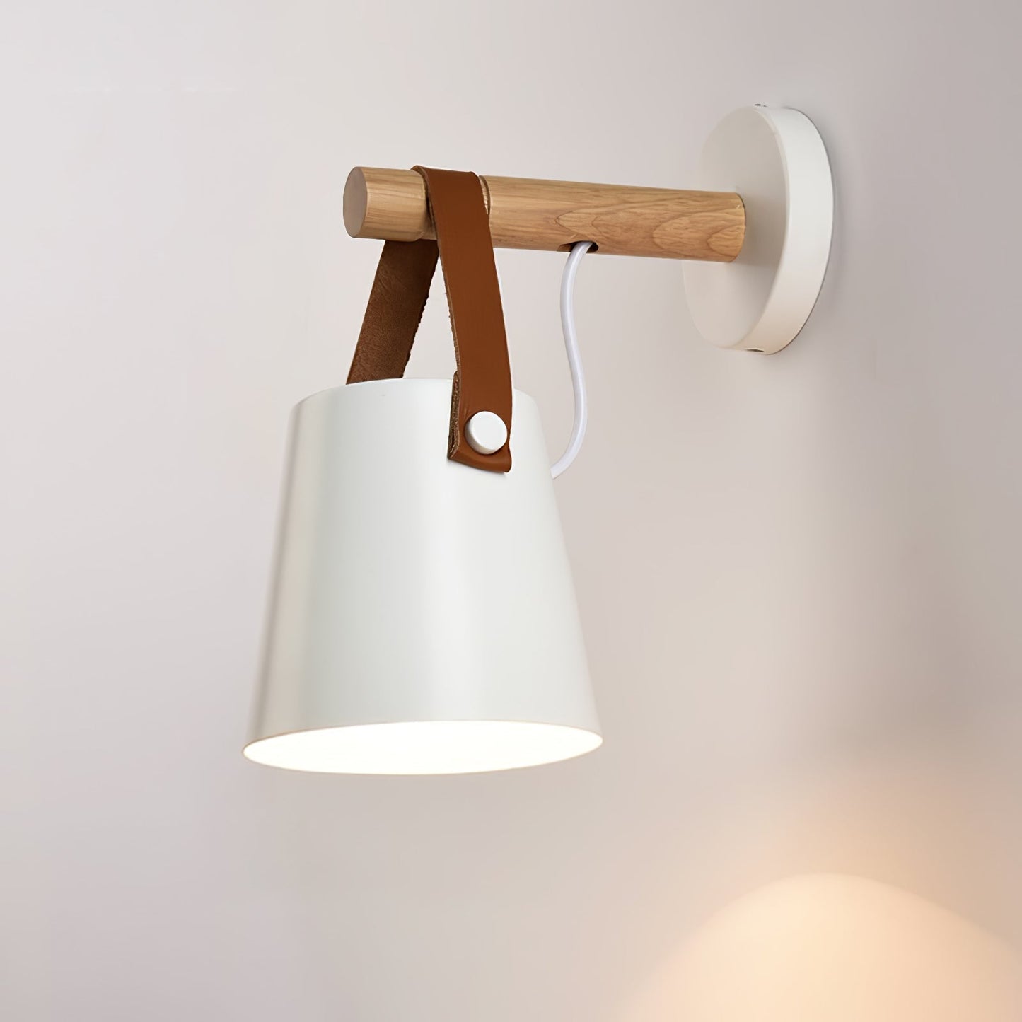 Skandinavische Wandleuchte aus Holz und Leder – Elegantes Design mit effizientem LED-Licht