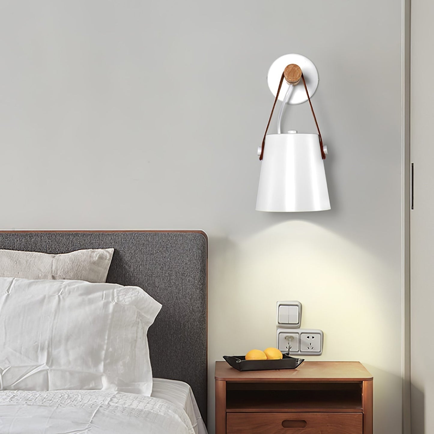 Skandinavische Wandleuchte aus Holz und Leder – Elegantes Design mit effizientem LED-Licht