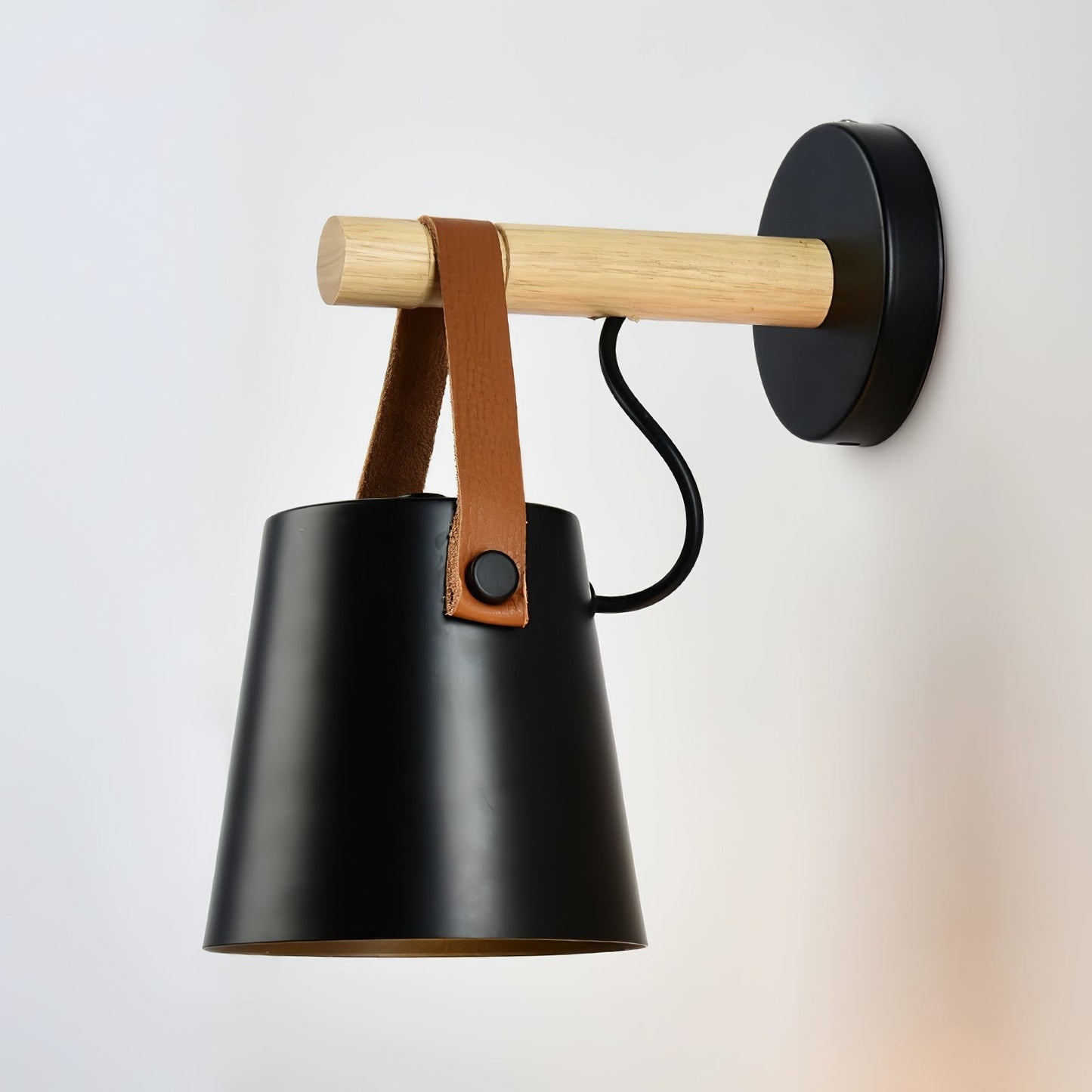 Skandinavische Wandleuchte aus Holz und Leder – Elegantes Design mit effizientem LED-Licht