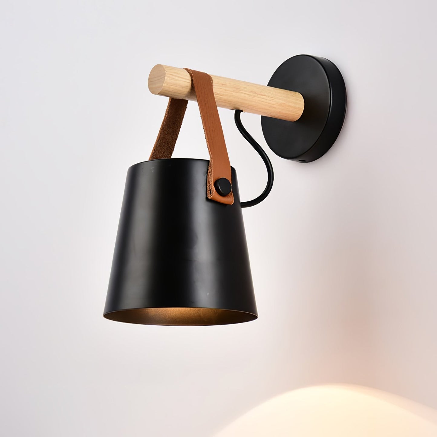 Skandinavische Wandleuchte aus Holz und Leder – Elegantes Design mit effizientem LED-Licht