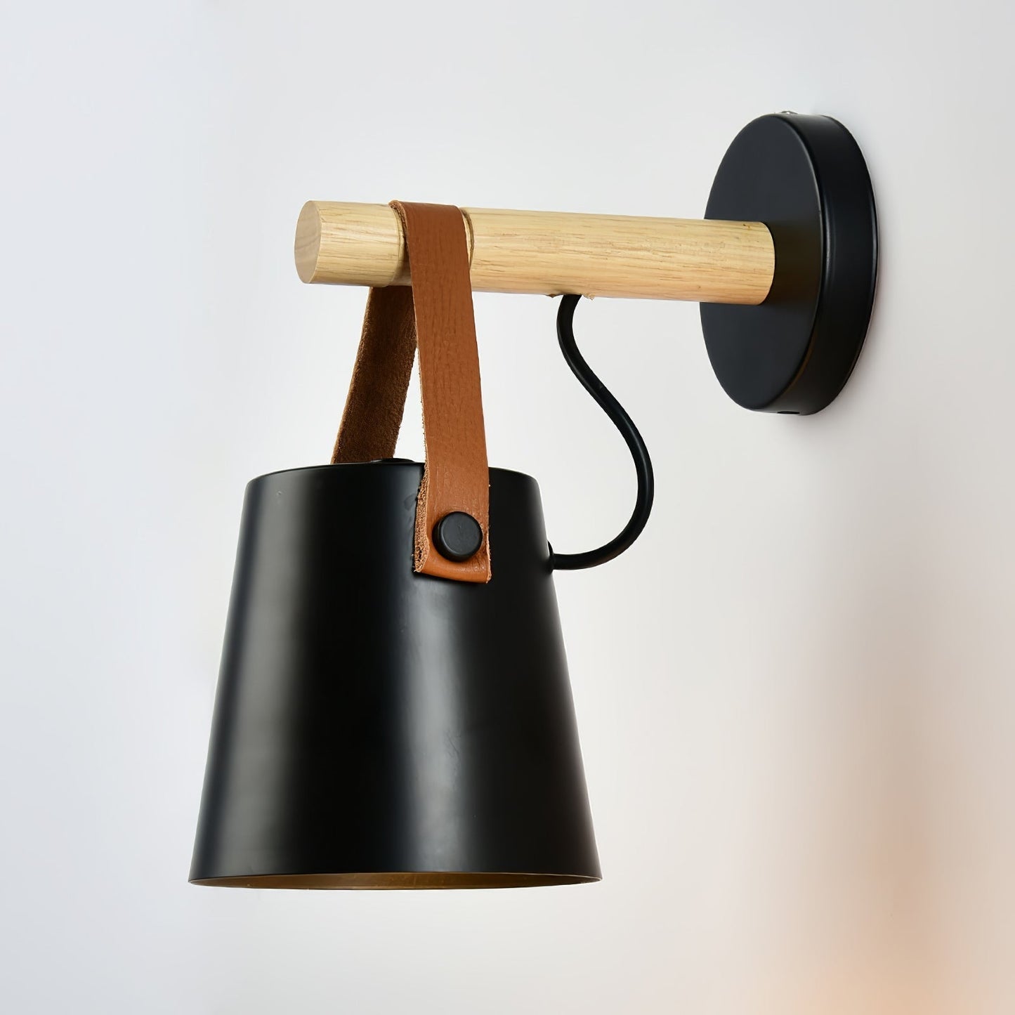 Skandinavische Wandleuchte aus Holz und Leder – Elegantes Design mit effizientem LED-Licht