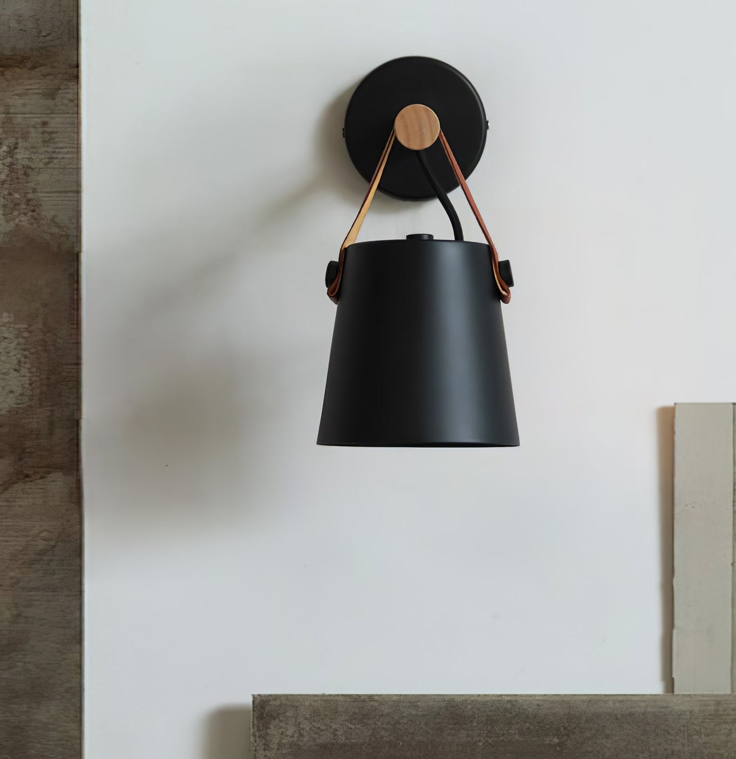 Skandinavische Wandleuchte aus Holz und Leder – Elegantes Design mit effizientem LED-Licht