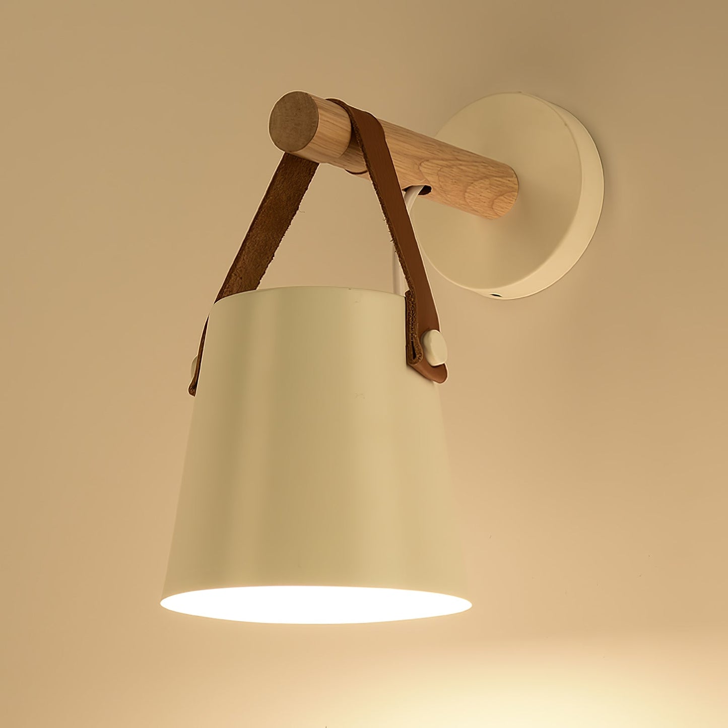 Skandinavische Wandleuchte aus Holz und Leder – Elegantes Design mit effizientem LED-Licht