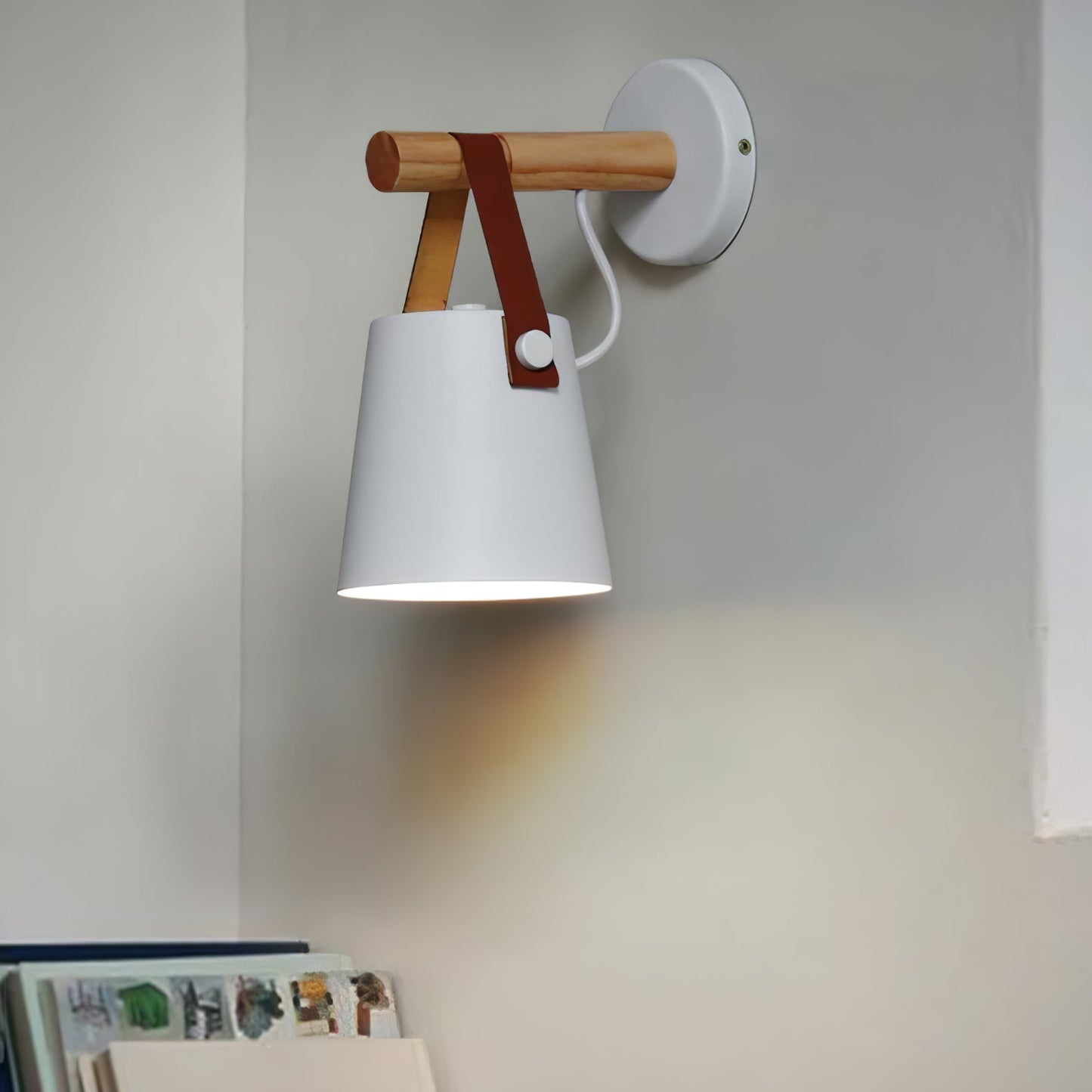 Skandinavische Wandleuchte aus Holz und Leder – Elegantes Design mit effizientem LED-Licht