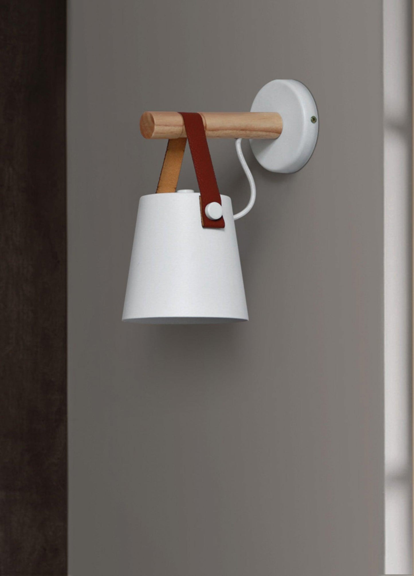 Skandinavische Wandleuchte aus Holz und Leder – Elegantes Design mit effizientem LED-Licht