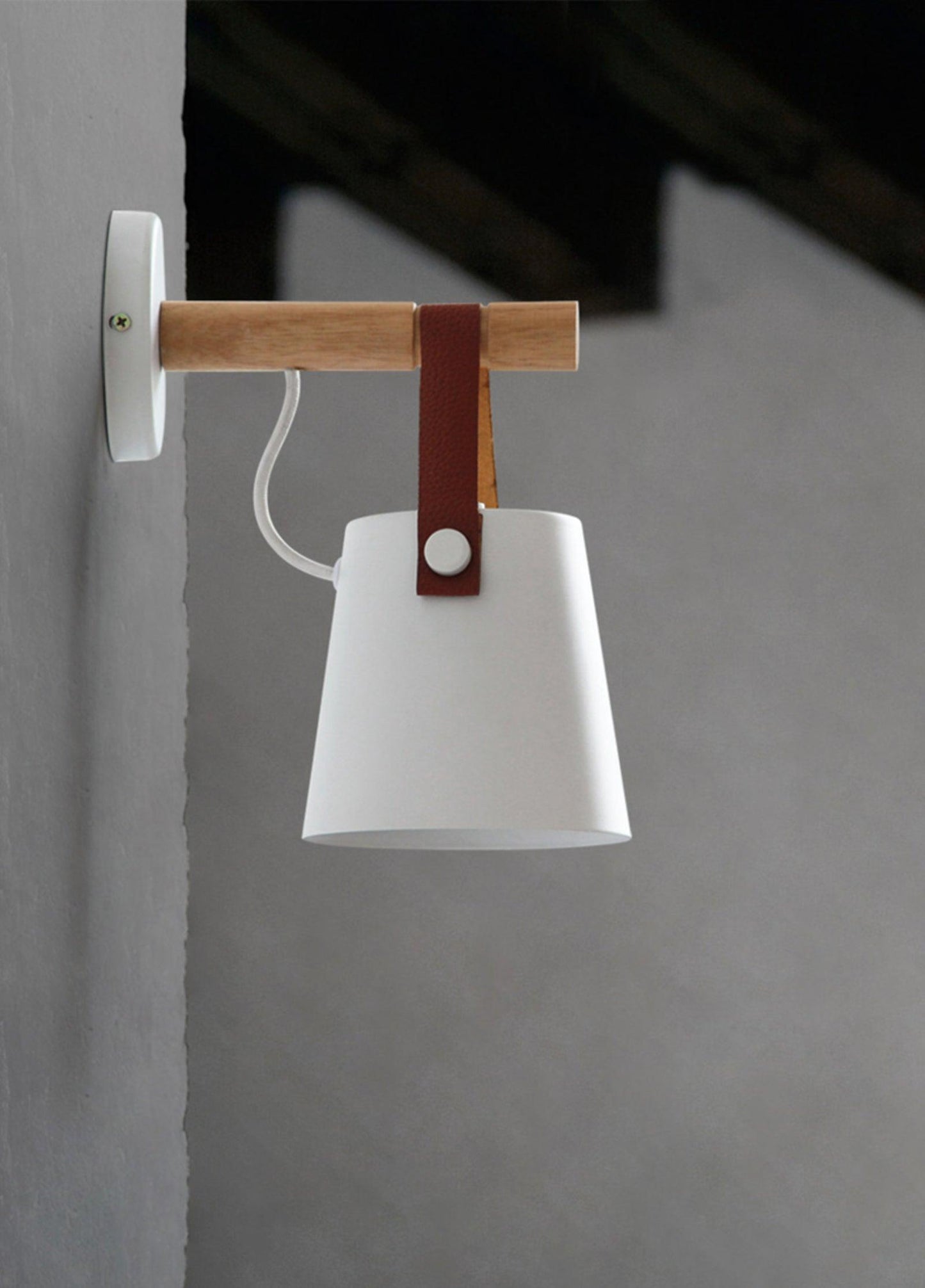 Skandinavische Wandleuchte aus Holz und Leder – Elegantes Design mit effizientem LED-Licht