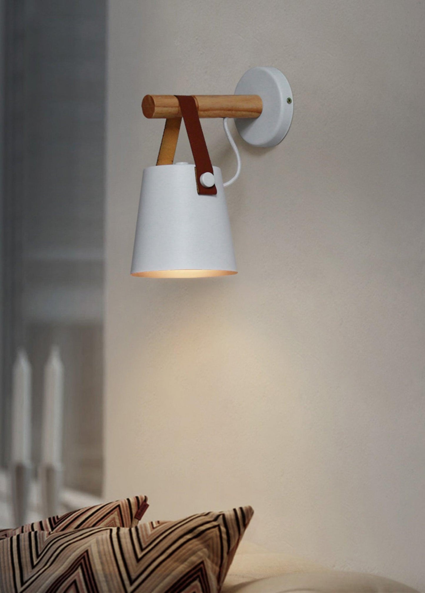 Skandinavische Wandleuchte aus Holz und Leder – Elegantes Design mit effizientem LED-Licht