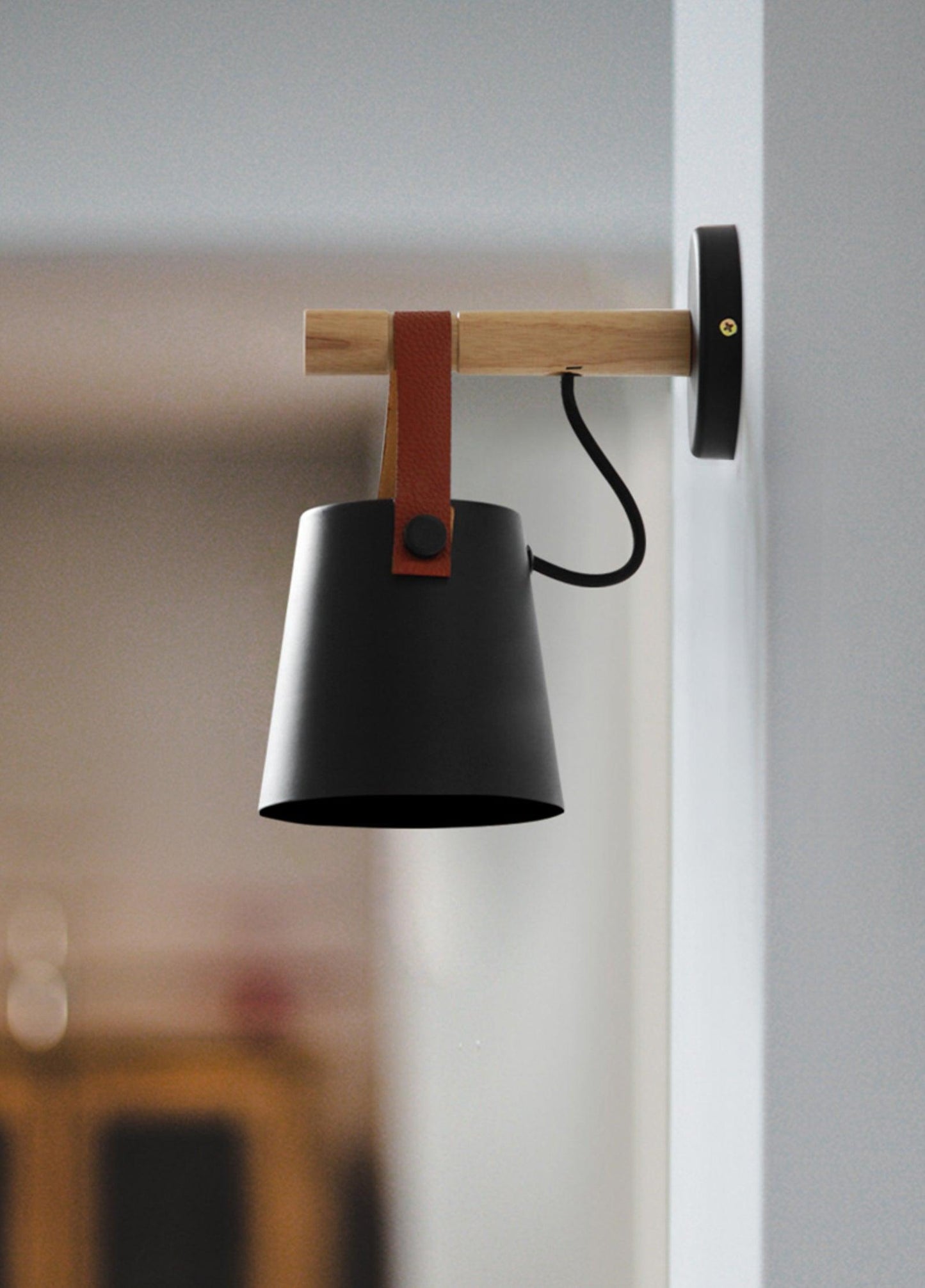 Skandinavische Wandleuchte aus Holz und Leder – Elegantes Design mit effizientem LED-Licht