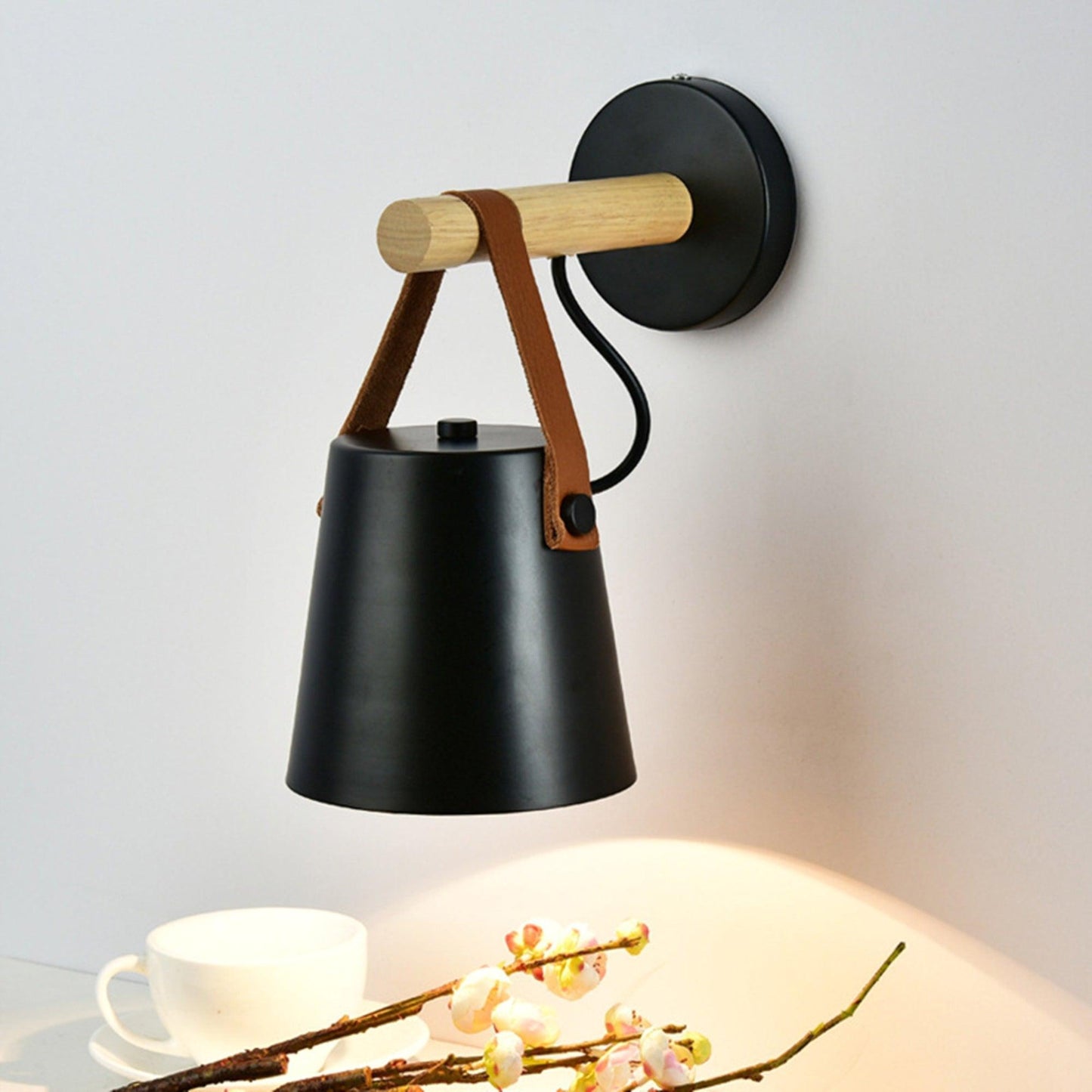 Skandinavische Wandleuchte aus Holz und Leder – Elegantes Design mit effizientem LED-Licht