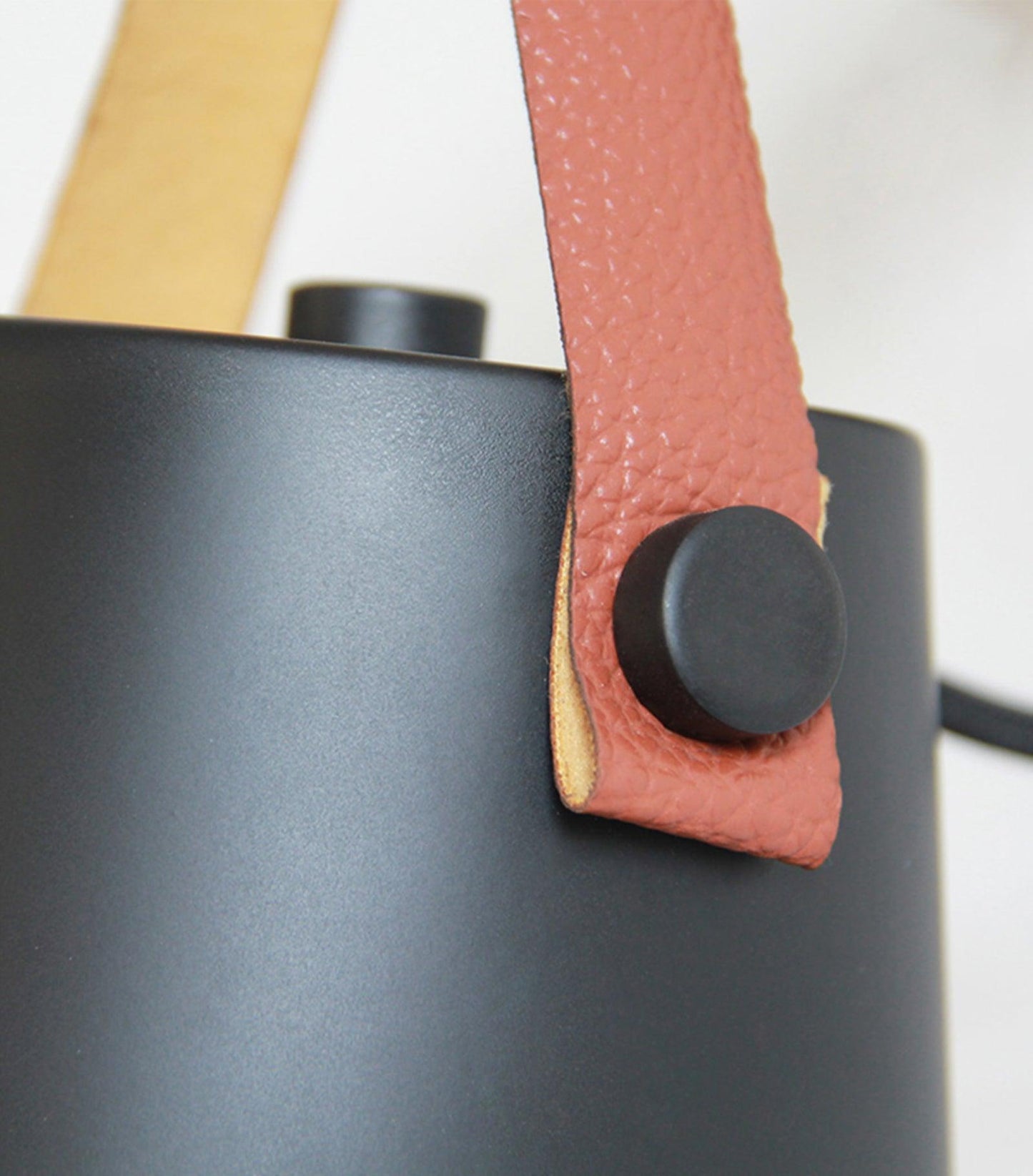 Skandinavische Wandleuchte aus Holz und Leder – Elegantes Design mit effizientem LED-Licht