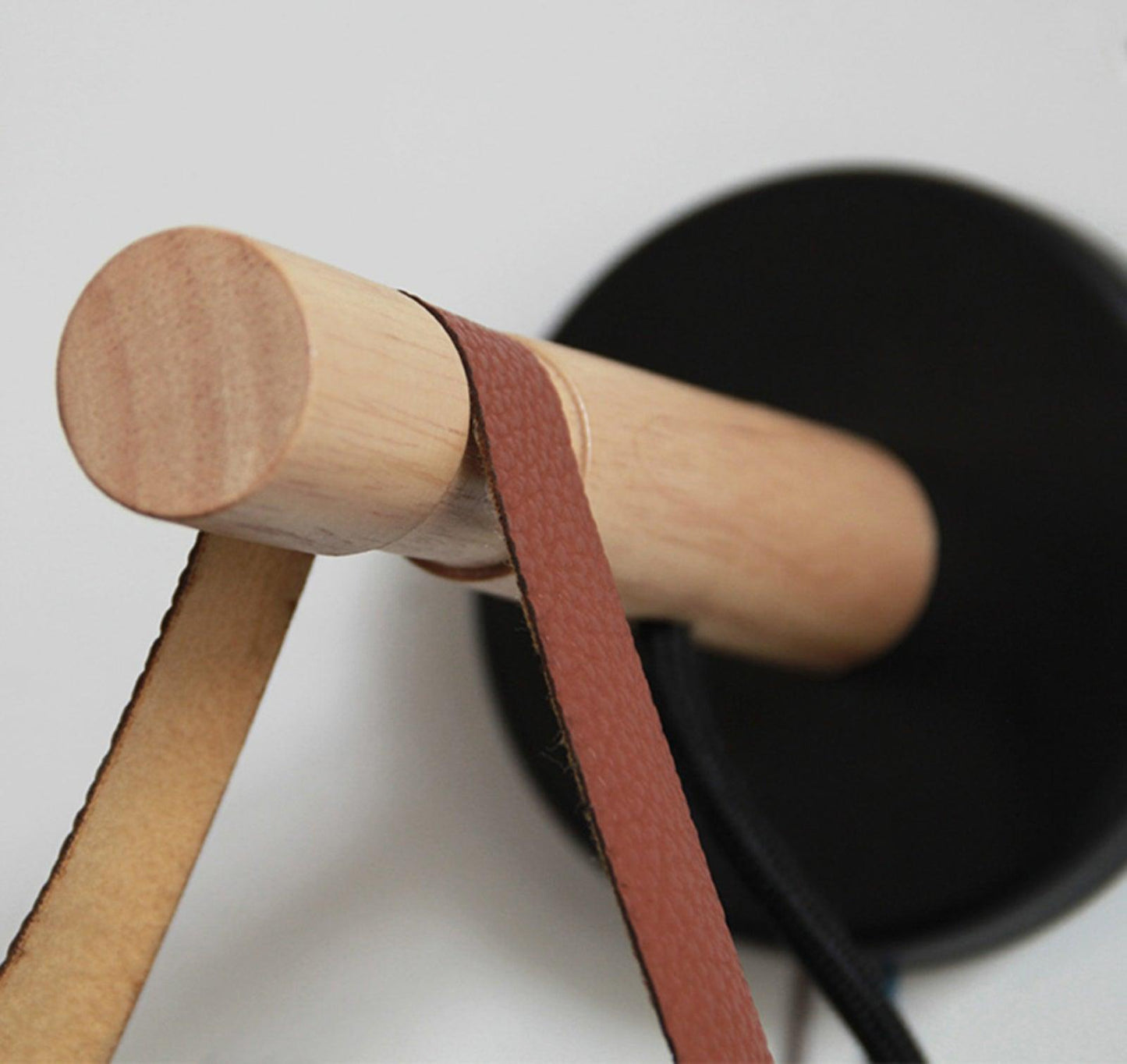 Skandinavische Wandleuchte aus Holz und Leder – Elegantes Design mit effizientem LED-Licht