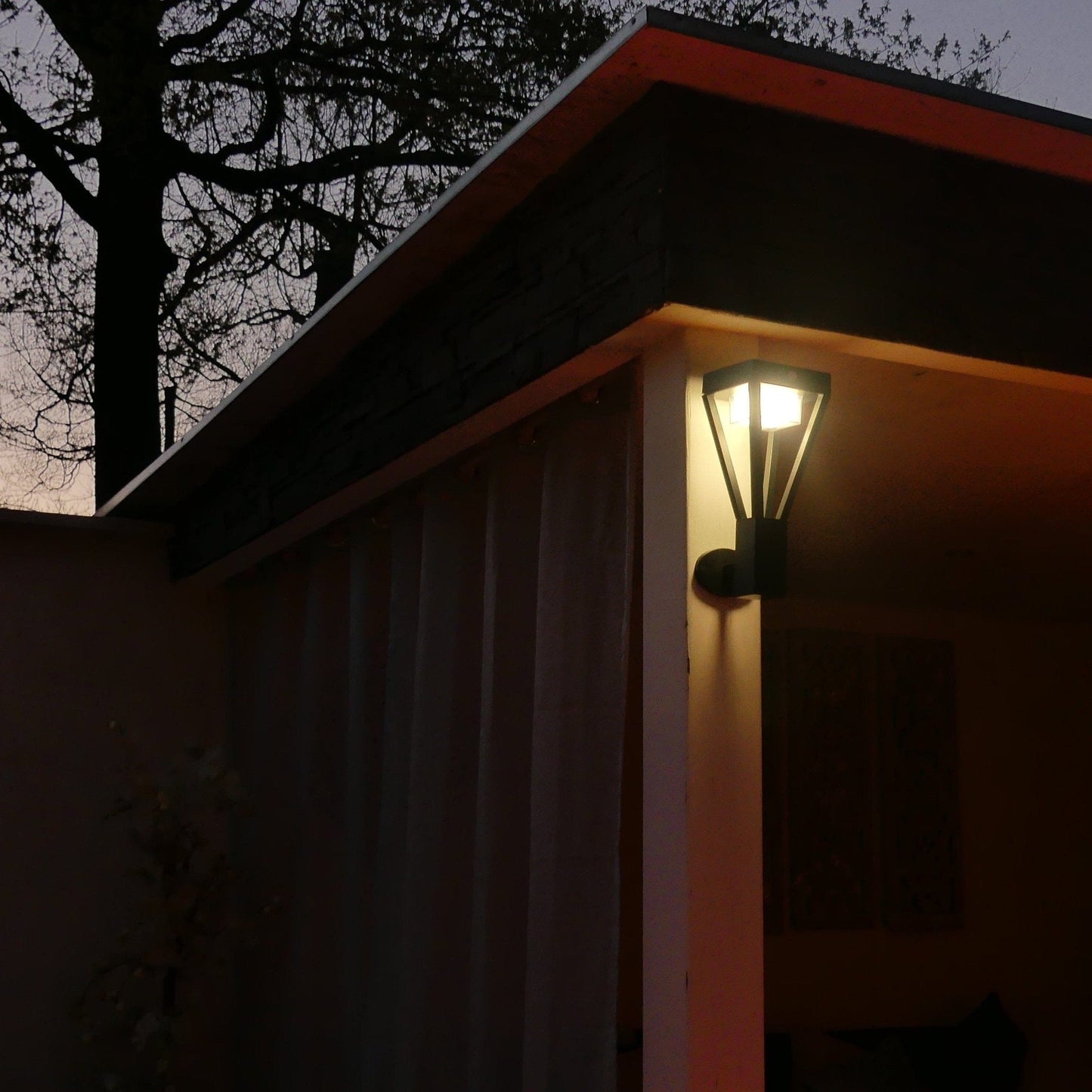 Solar-Wandleuchte für den Außenbereich mit Bewegungserkennung und 600 Lumen