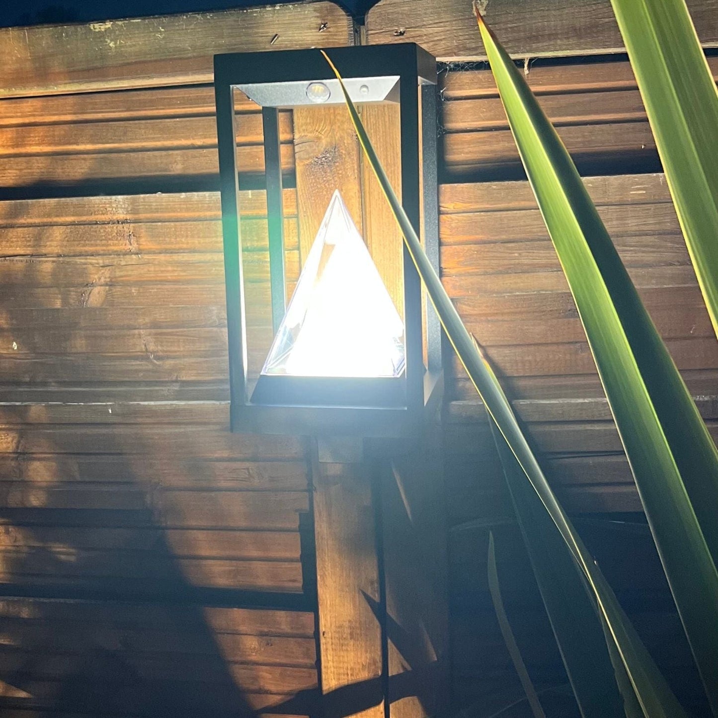 Solar-Wandleuchte für den Außenbereich mit Bewegungsmelder und 600 Lumen Lichtausgang