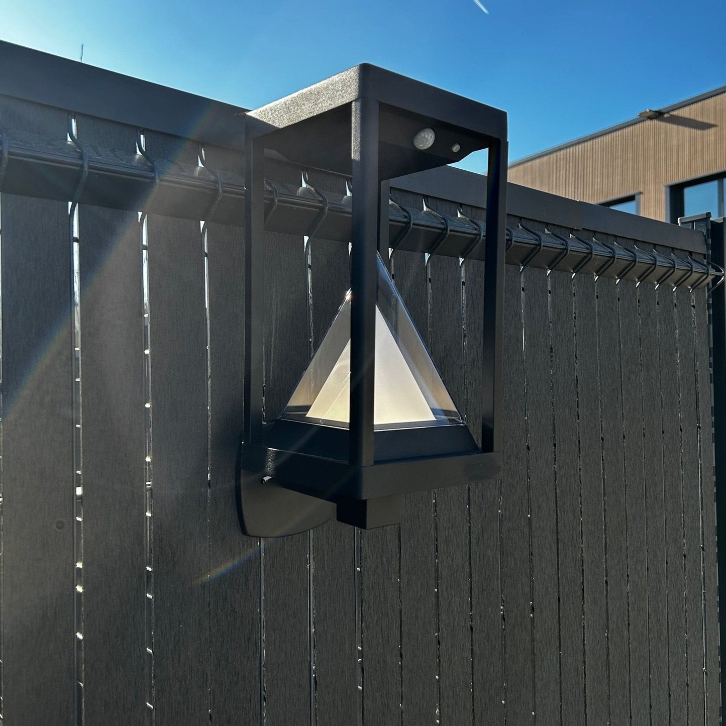 Solar-Wandleuchte für den Außenbereich mit Bewegungsmelder und 600 Lumen Lichtausgang