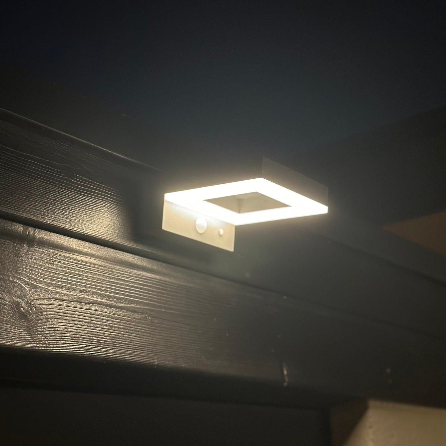 Solar-Wandlampe Außen mit LED-Beleuchtung und automatischer Dämmerungsfunktion