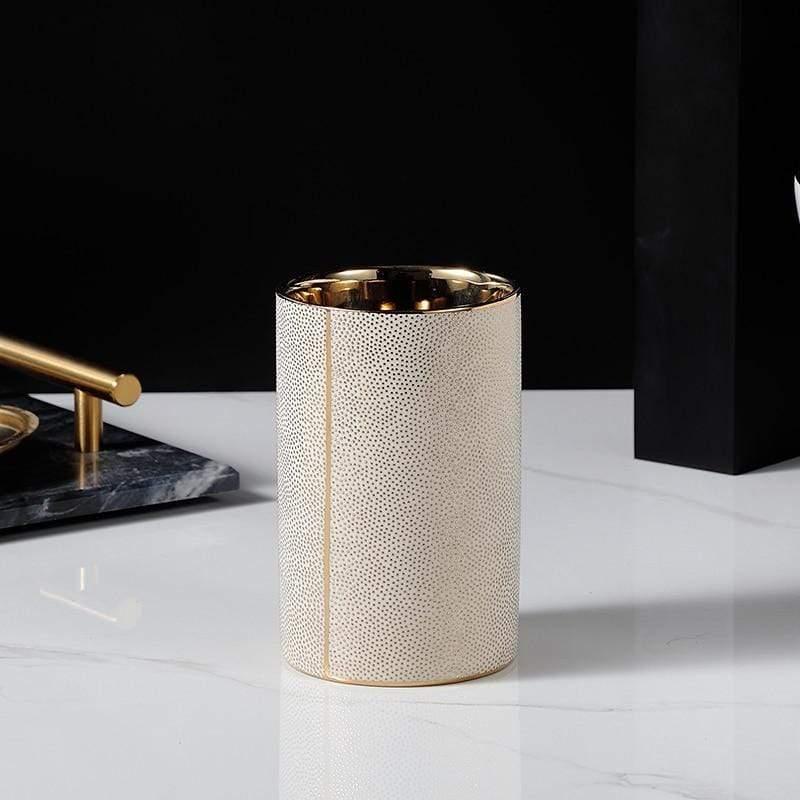 LuxeBain – Elegantes Keramik-Badset mit goldenen Akzenten