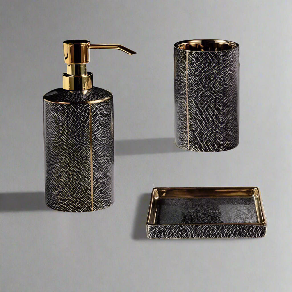 LuxeBain – Elegantes Keramik-Badset mit goldenen Akzenten