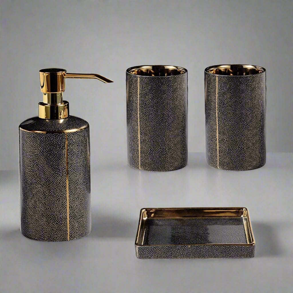 LuxeBain – Elegantes Keramik-Badset mit goldenen Akzenten